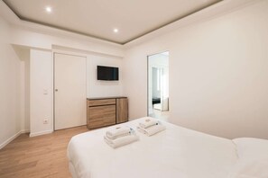 2 bedrooms, desk, iron/ironing board, travel cot