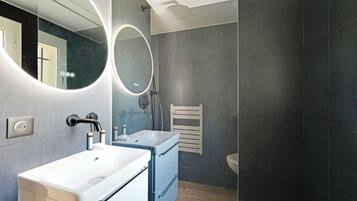 Asciugacapelli, asciugamani, shampoo