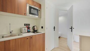 Een koelkast, een magnetron, een kookplaat