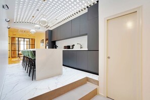 Een koelkast, een microgolfoven, een oven, een kookplaat