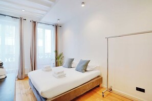 4 slaapkamers, een bureau, een strijkplank/strijkijzer, reisbedje