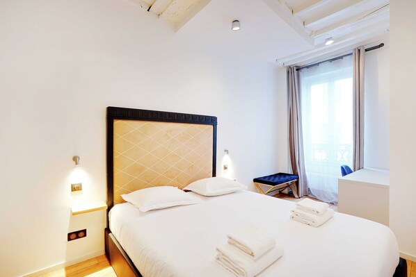 4 bedrooms, desk, iron/ironing board, travel crib