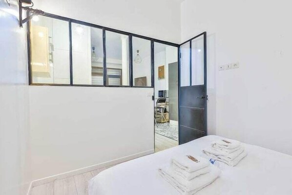 1 chambre, bureau, fer et planche à repasser, Wi-Fi gratuit