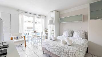 Työpöytä, silitysrauta/-lauta, vauvan matkasänky, ilmainen Wi-Fi