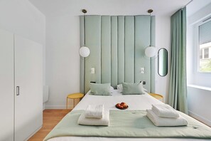 1 chambre, bureau, fer et planche à repasser, lit parapluie