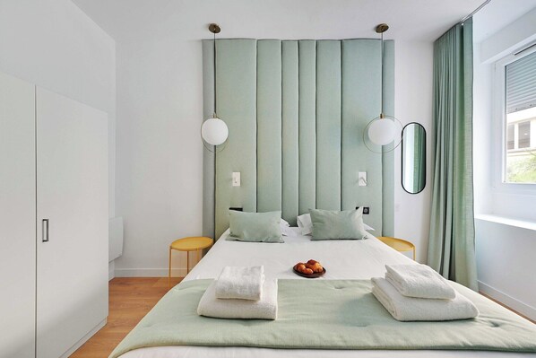 1 habitación, escritorio, tabla de planchar con plancha y cuna de viaje 