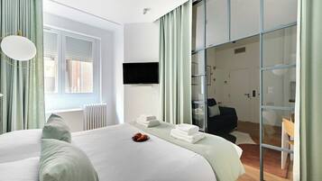 1 habitación, escritorio, tabla de planchar con plancha y cuna de viaje