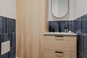 Douche, sèche-cheveux, serviettes fournies, shampoing