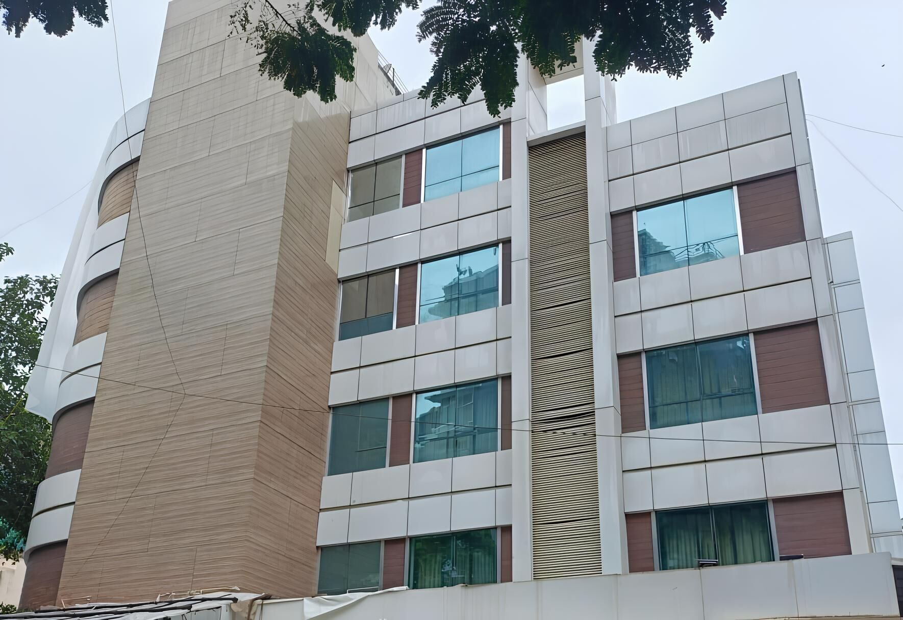 Executive Double or Twin Room | Peti besi dalam bilik, meja, ruang kerja komputer riba 