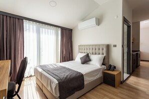Minibar, in-room safe, desk, laptop workspace - ATM Suite Hotel (Eyup)