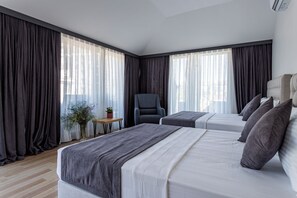 Habitación ejecutiva | Minibar, caja fuerte, escritorio y espacio para trabajar con un portátil