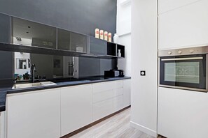 Fridge, microwave, stovetop, dishwasher