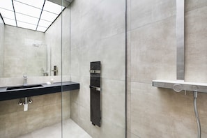 Dusche, Haartrockner, Handtücher