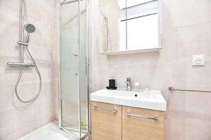 Dusche, Haartrockner, Handtücher, Shampoo