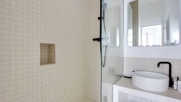 Douche, sĂšche-cheveux, serviettes fournies, shampoing