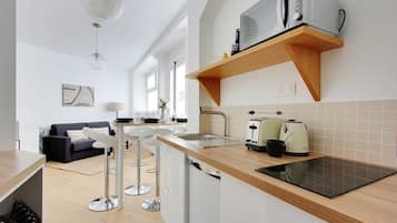 Réfrigérateur, micro-ondes, plaque de cuisson, cafetiÚre/bouilloire