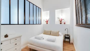 2 bedrooms, iron/ironing board, internet, bed sheets