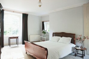 5 bedrooms, iron/ironing board, WiFi, bed sheets