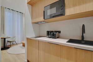 Kühlschrank, Mikrowelle, Herdplatte, Wasserkocher mit Kaffee-/Teezubehör