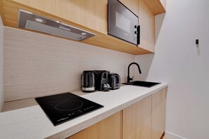 Kjøleskap, mikrobølgeovn, kokeplater og kaffetrakter/tekoker