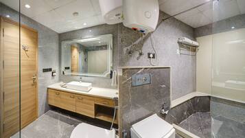 Executive Room, City View | Bathroom | Shower, hair dryer, towels, soap