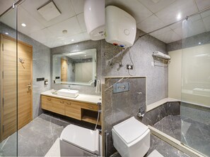Habitación ejecutiva, vistas a la ciudad | Baño | Ducha, secador de pelo, toallas y jabón