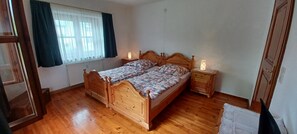1 bedroom, bed sheets