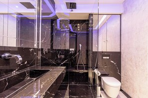 Douche, sèche-cheveux, serviettes fournies