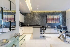 Réfrigérateur, micro-ondes, four, plaque de cuisson