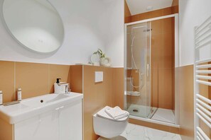Dusche, Haartrockner, Handtücher