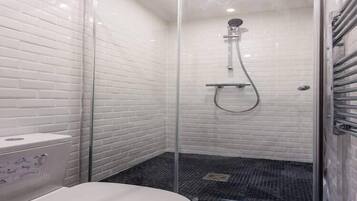 Dusche, Haartrockner, Handtücher