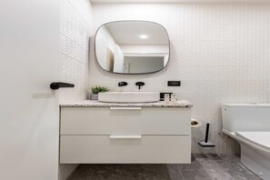 Douche, sèche-cheveux, serviettes fournies