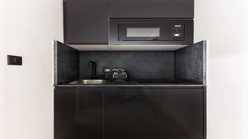 Refrigerador, microondas, parrilla de estufa y cafetera y tetera