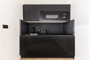 Réfrigérateur, micro-ondes, plaque de cuisson, cafetière/bouilloire