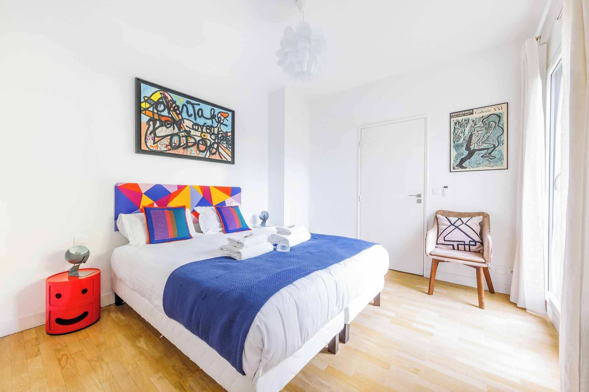 1 chambre, bureau, fer et planche à repasser, lit de bébé portatif