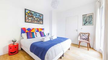 1 chambre, bureau, fer et planche à repasser, lit de bébé portatif