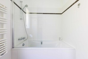 Gratis toiletartikelen, een haardroger, handdoeken