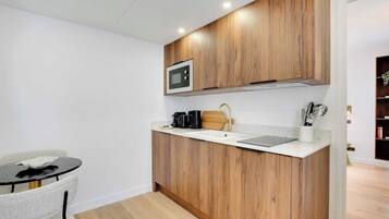 Réfrigérateur, micro-ondes, plaque de cuisson, cafetiÚre/bouilloire