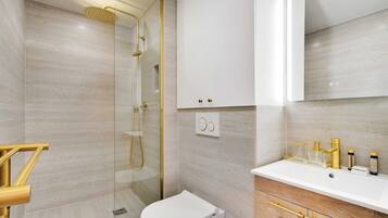 Douche, sĂšche-cheveux, serviettes fournies