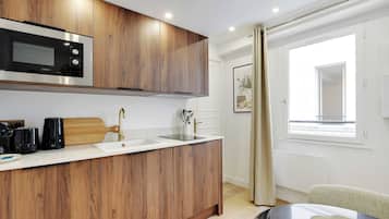 Kjøleskap, mikrobølgeovn, kokeplater og kaffetrakter/tekoker