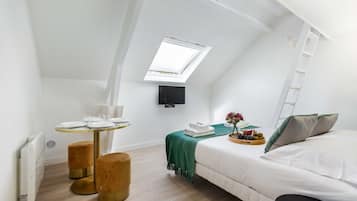 Iron/ironing board, free WiFi, bed sheets