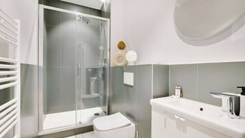 Een douche, een haardroger, handdoeken, shampoo