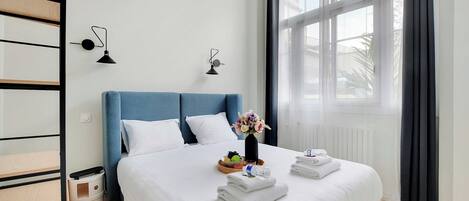 2 bedrooms, desk, iron/ironing board, WiFi