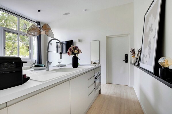 Fridge, microwave, oven, stovetop - Luxurious apartment - 2BR/6P - Javel/Tour Eiffel (Paris)