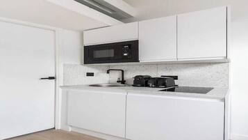 Een koelkast, een microgolfoven, een kookplaat