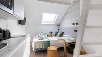 Een koelkast, een microgolfoven, een kookplaat