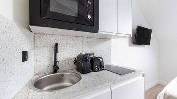 Een koelkast, een magnetron, een kookplaat