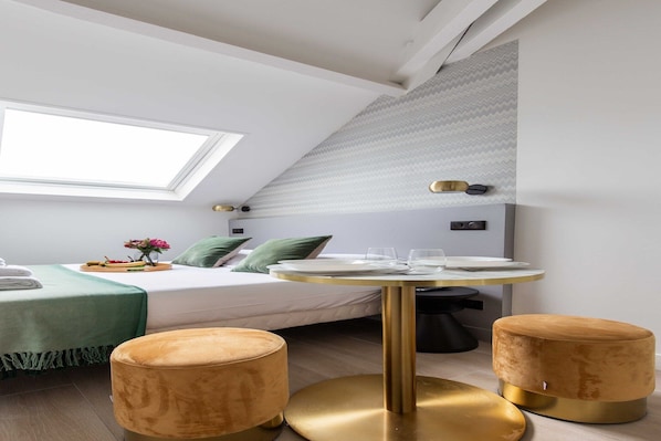 Iron/ironing board, free WiFi, bed sheets