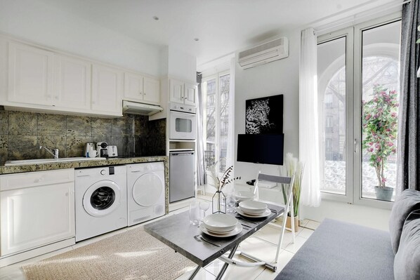 Fridge, oven, stovetop, coffee/tea maker - Cosy apartment - 1BR/3P - Strasbourg Saint Denis (Paris)