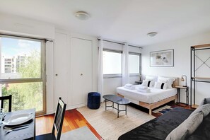 Tabla de planchar con plancha, acceso a internet y ropa de cama
